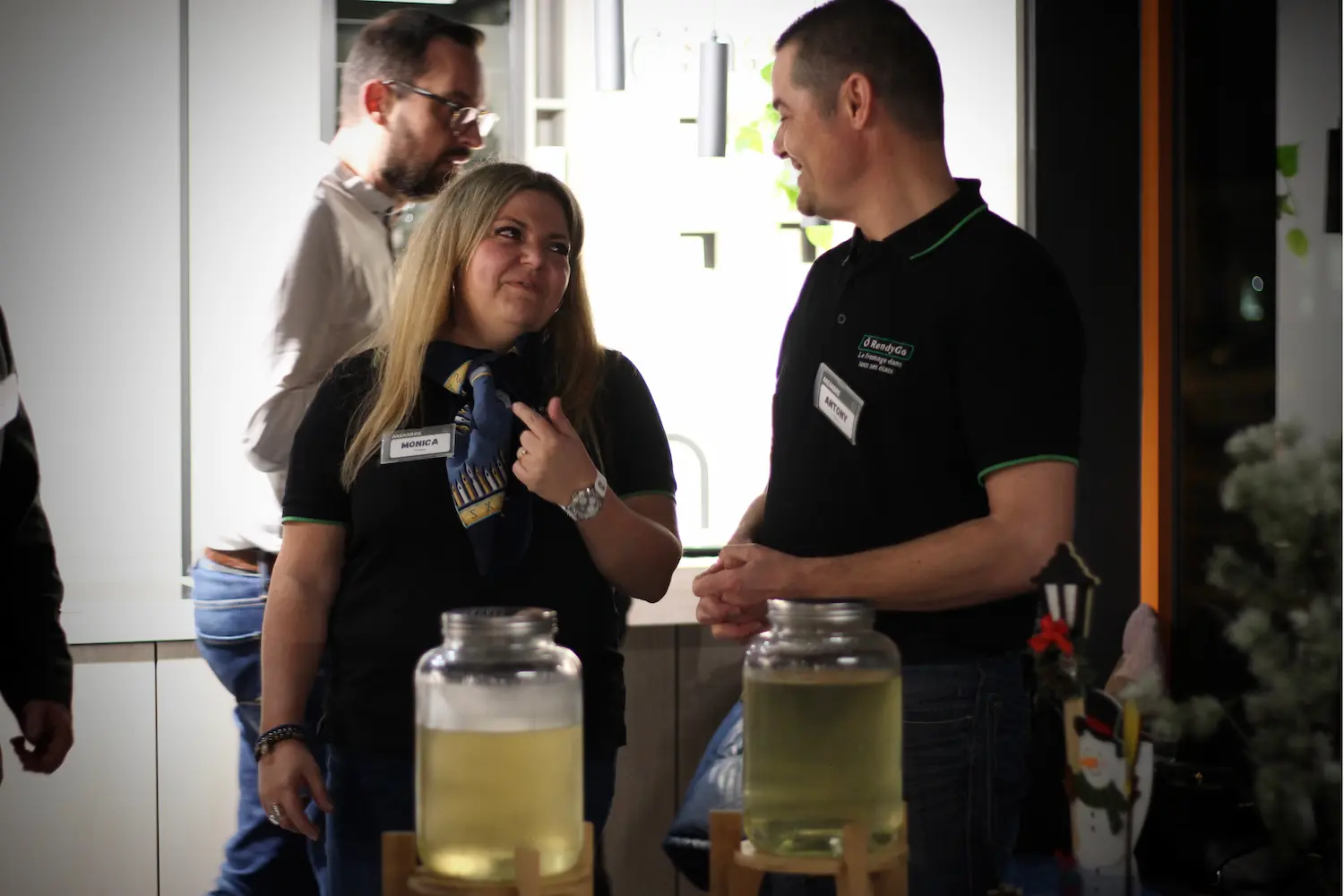 Deux membres du club en discussion pendant la pause networking