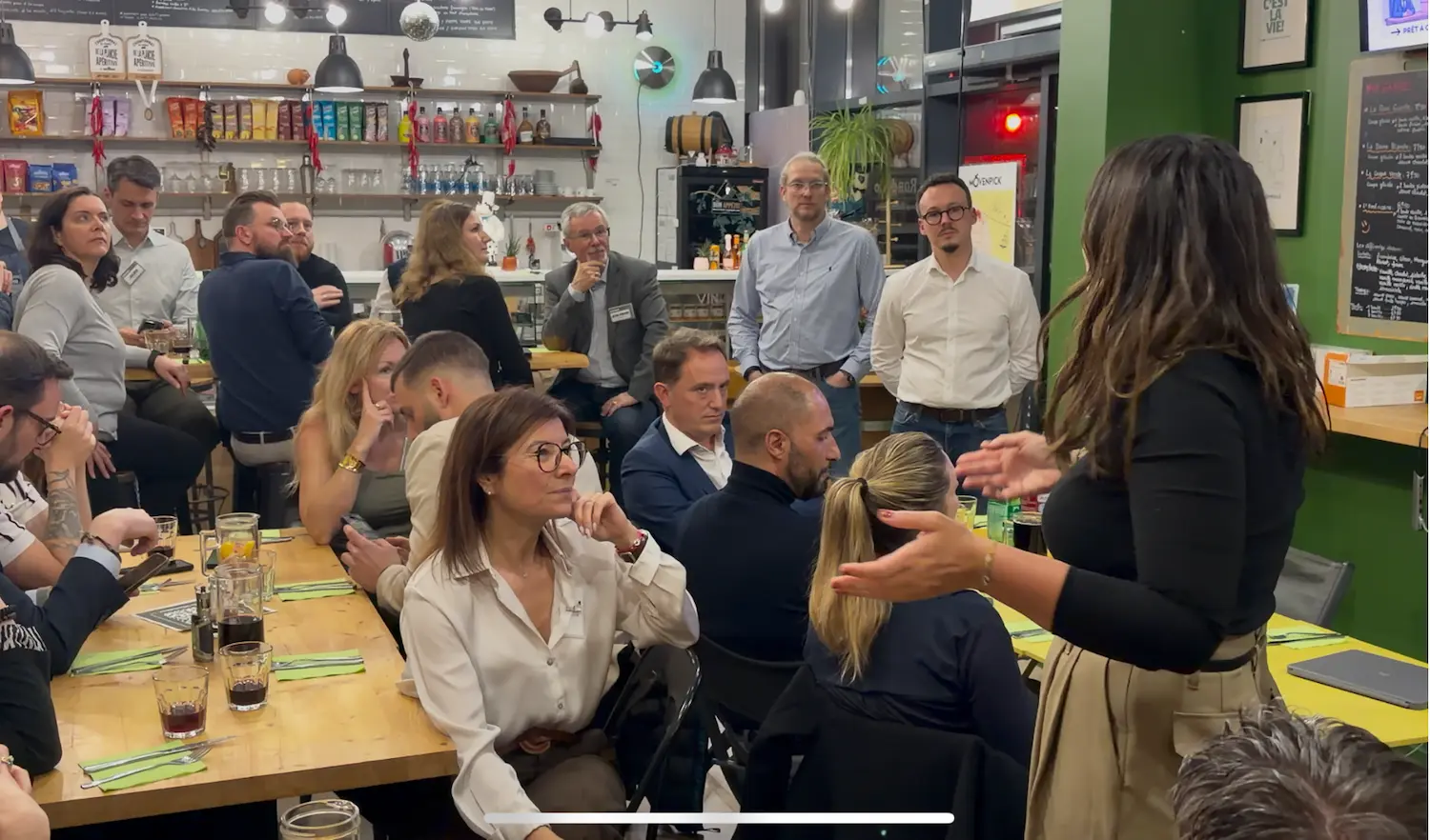Professionnels du club échangeant autour d'un verre lors de l'accueil