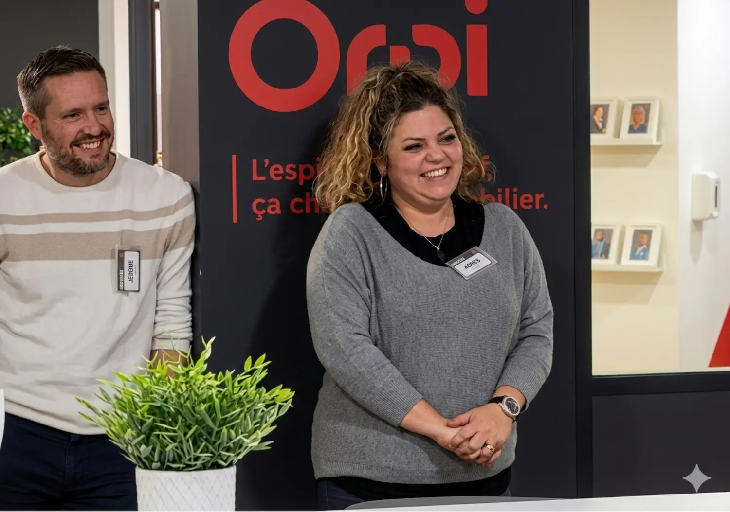 Deux nouveaux membres accueillis au club, souriants devant le kakémono du réseau