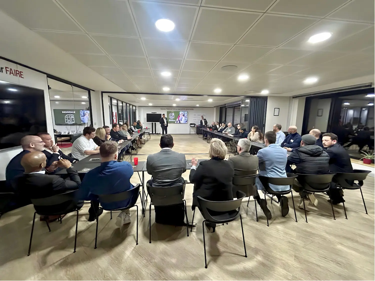Membres du Business Club en réunion autour d'une table