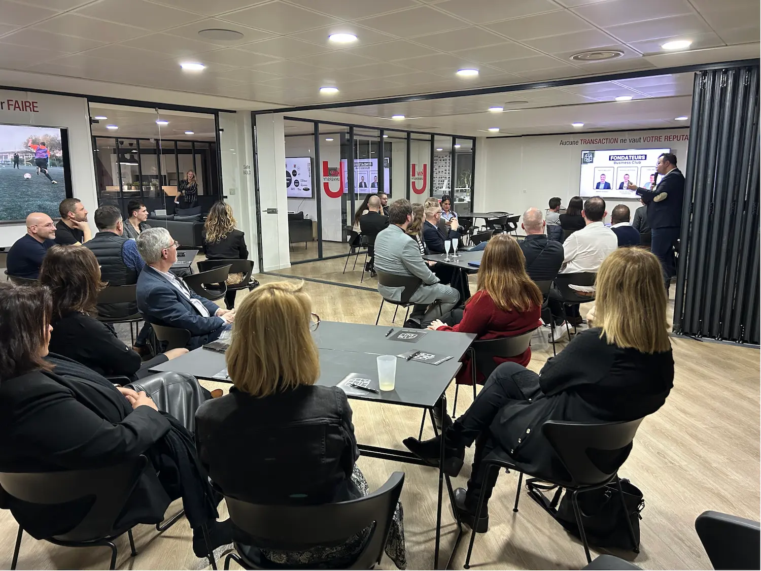 Assemblée plénière du Business Club La Halle de l'Immobilier devant l'écran des fondateurs